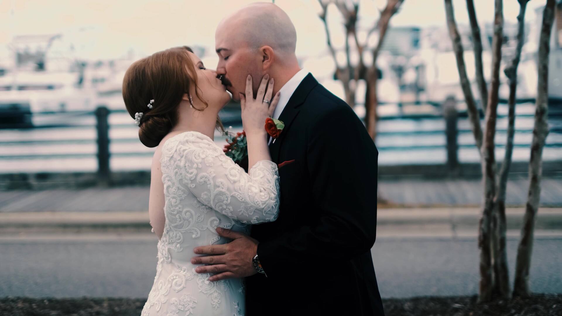 Bride and groom kissing on the Wilmington riverwalk